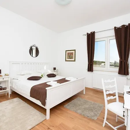 Anica Villa