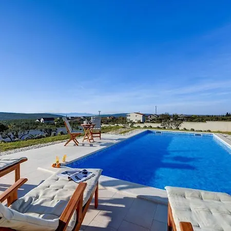 Anica Villa