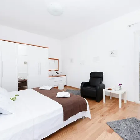 Anica Villa *