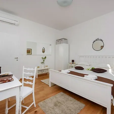 Anica Villa Debeljak